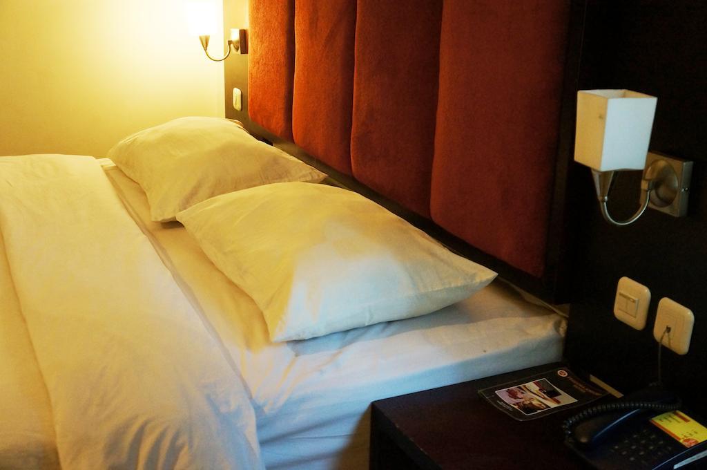 Feodora Airport Hotel Palembang Buitenkant foto